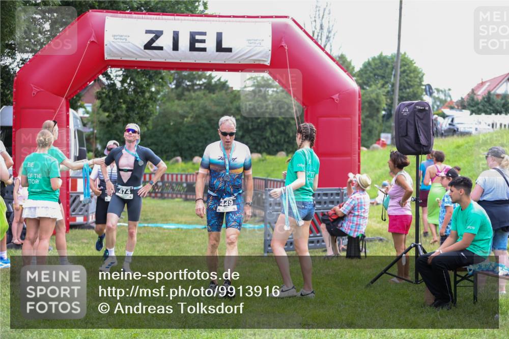 21.06.2026 - 29. Vierlanden-Triathlon Andreas Tolksdorf http://msf.ph/oto/9913916 21.06.2026 11:16:43 Ziel 347, 474 meine-sportfotos.de