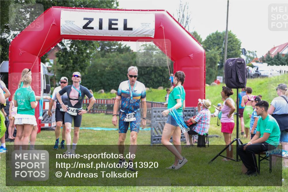 21.06.2026 - 29. Vierlanden-Triathlon Andreas Tolksdorf http://msf.ph/oto/9913920 21.06.2026 11:16:43 Ziel 347, 474 meine-sportfotos.de