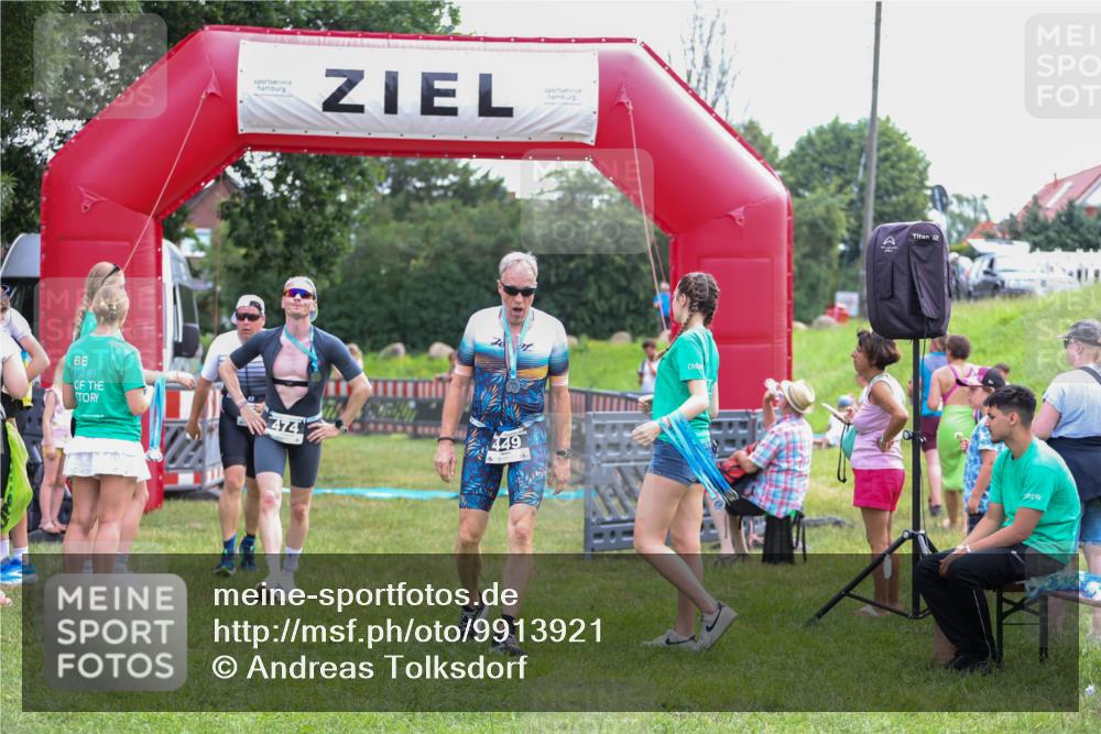 21.06.2026 - 29. Vierlanden-Triathlon Andreas Tolksdorf http://msf.ph/oto/9913921 21.06.2026 11:16:43 Ziel 347, 474 meine-sportfotos.de