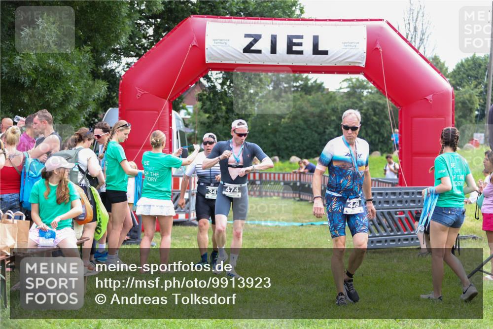21.06.2026 - 29. Vierlanden-Triathlon Andreas Tolksdorf http://msf.ph/oto/9913923 21.06.2026 11:16:44 Ziel 347 meine-sportfotos.de