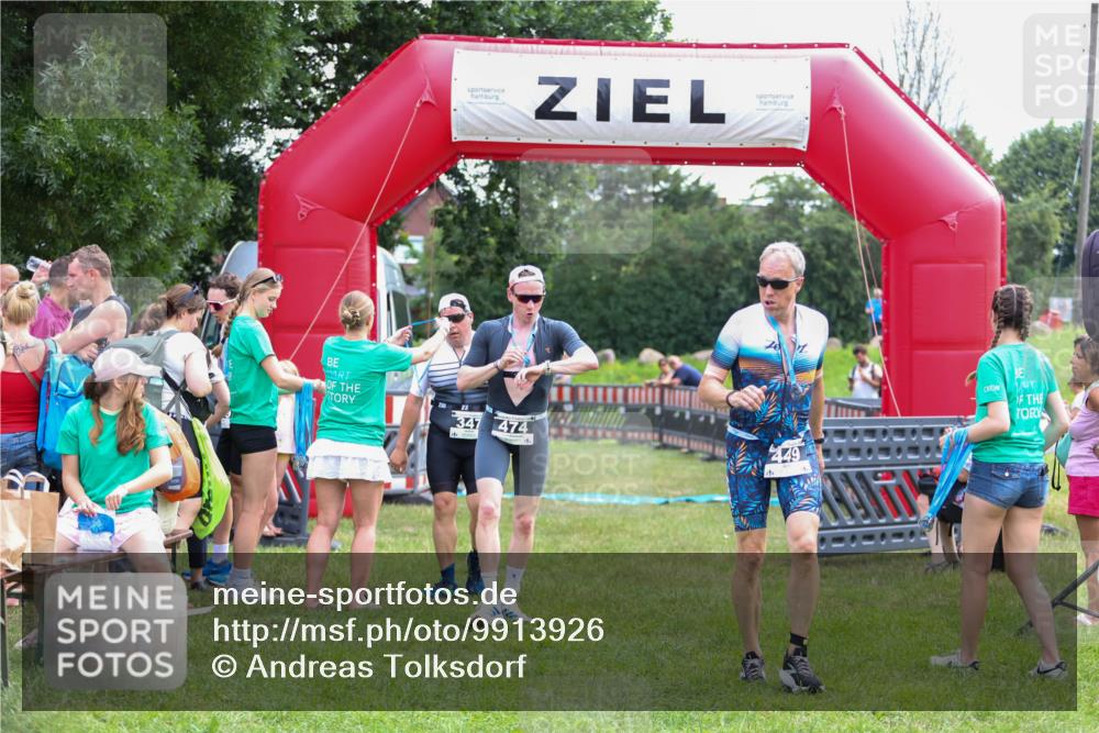 21.06.2026 - 29. Vierlanden-Triathlon Andreas Tolksdorf http://msf.ph/oto/9913926 21.06.2026 11:16:44 Ziel 347 meine-sportfotos.de