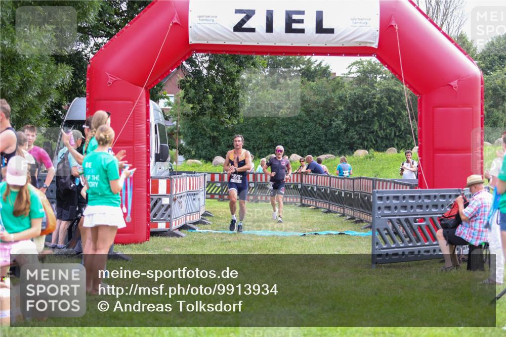 21.06.2026 - 29. Vierlanden-Triathlon Andreas Tolksdorf http://msf.ph/oto/9913934 21.06.2026 11:17:04 Ziel 434, 459 meine-sportfotos.de