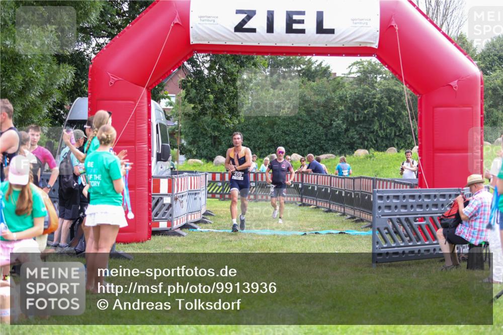 21.06.2026 - 29. Vierlanden-Triathlon Andreas Tolksdorf http://msf.ph/oto/9913936 21.06.2026 11:17:04 Ziel 434, 459 meine-sportfotos.de