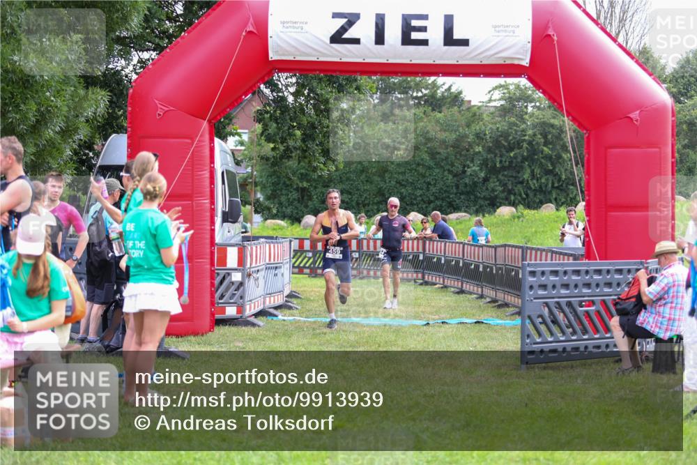 21.06.2026 - 29. Vierlanden-Triathlon Andreas Tolksdorf http://msf.ph/oto/9913939 21.06.2026 11:17:04 Ziel 434, 459 meine-sportfotos.de