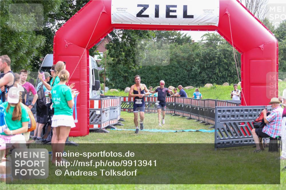 21.06.2026 - 29. Vierlanden-Triathlon Andreas Tolksdorf http://msf.ph/oto/9913941 21.06.2026 11:17:04 Ziel 434, 459 meine-sportfotos.de