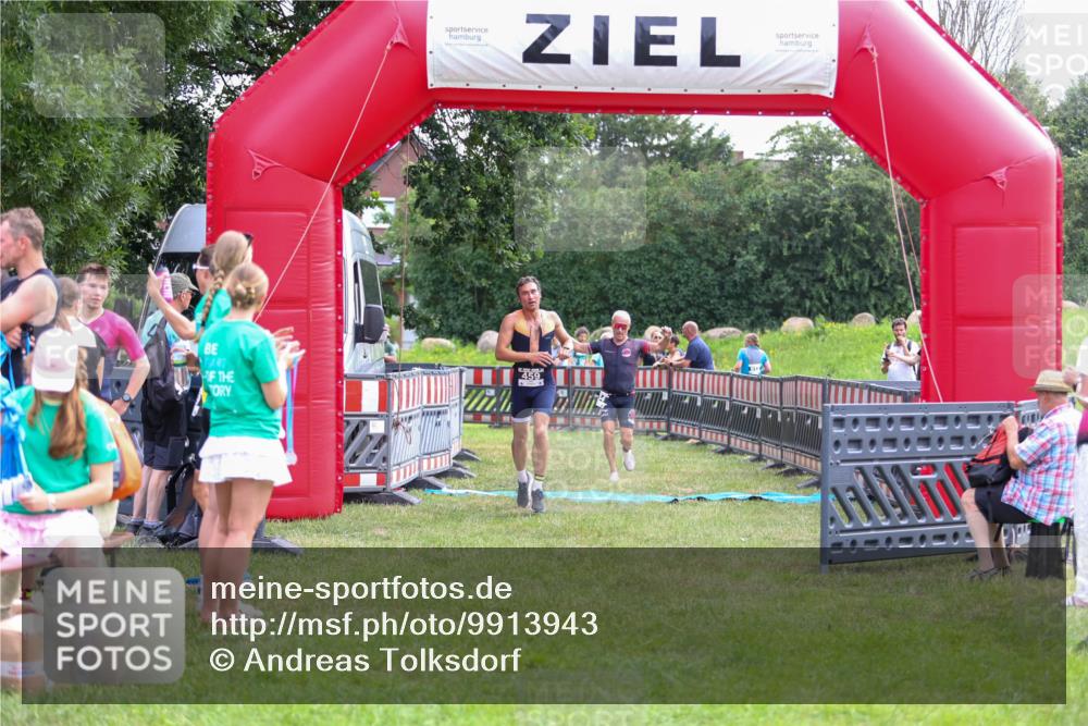 21.06.2026 - 29. Vierlanden-Triathlon Andreas Tolksdorf http://msf.ph/oto/9913943 21.06.2026 11:17:04 Ziel 434, 459 meine-sportfotos.de