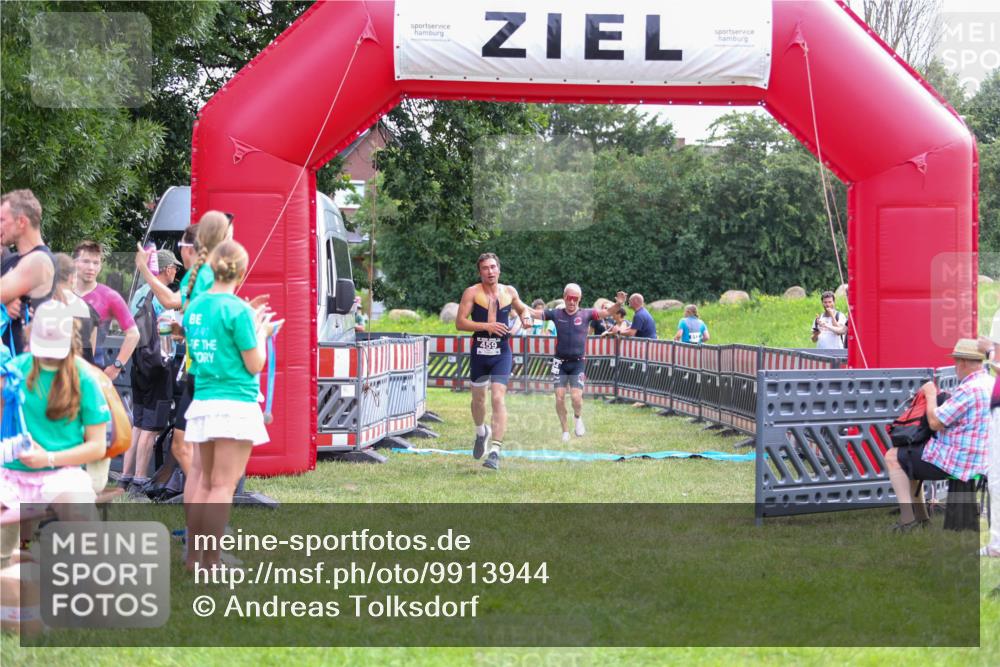 21.06.2026 - 29. Vierlanden-Triathlon Andreas Tolksdorf http://msf.ph/oto/9913944 21.06.2026 11:17:04 Ziel 434, 459 meine-sportfotos.de