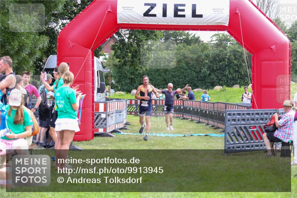 21.06.2026 - 29. Vierlanden-Triathlon Andreas Tolksdorf http://msf.ph/oto/9913945 21.06.2026 11:17:04 Ziel 434, 459 meine-sportfotos.de