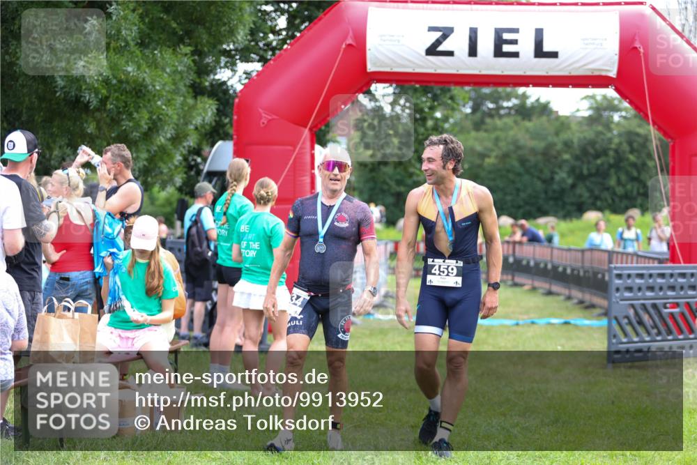 21.06.2026 - 29. Vierlanden-Triathlon Andreas Tolksdorf http://msf.ph/oto/9913952 21.06.2026 11:17:18 Ziel 410, 467 meine-sportfotos.de