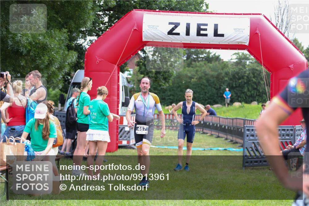 21.06.2026 - 29. Vierlanden-Triathlon Andreas Tolksdorf http://msf.ph/oto/9913961 21.06.2026 11:17:25 Ziel 397, 410 meine-sportfotos.de