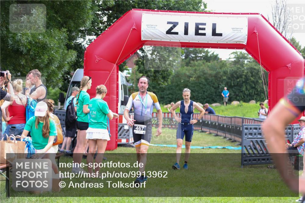 21.06.2026 - 29. Vierlanden-Triathlon Andreas Tolksdorf http://msf.ph/oto/9913962 21.06.2026 11:17:25 Ziel 397, 410 meine-sportfotos.de