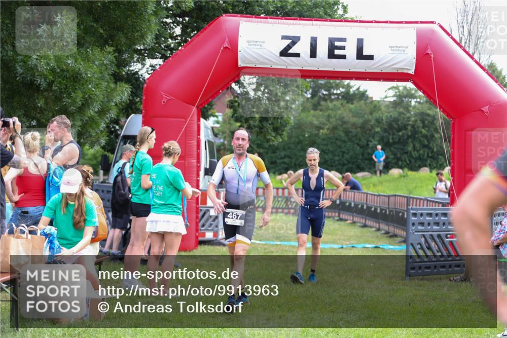 21.06.2026 - 29. Vierlanden-Triathlon Andreas Tolksdorf http://msf.ph/oto/9913963 21.06.2026 11:17:25 Ziel 397, 410 meine-sportfotos.de