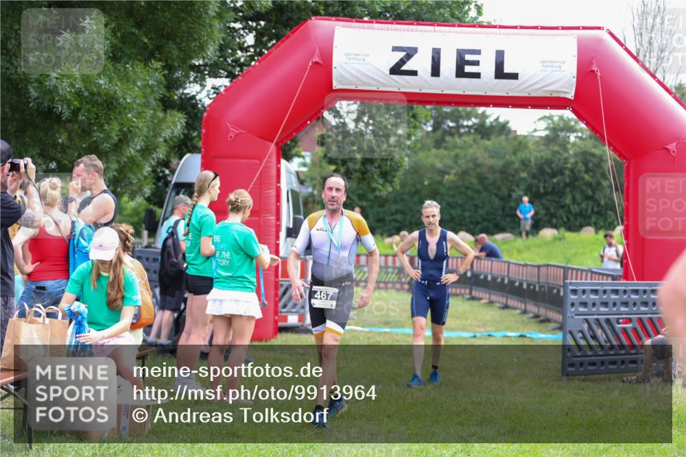 21.06.2026 - 29. Vierlanden-Triathlon Andreas Tolksdorf http://msf.ph/oto/9913964 21.06.2026 11:17:25 Ziel 397, 410 meine-sportfotos.de