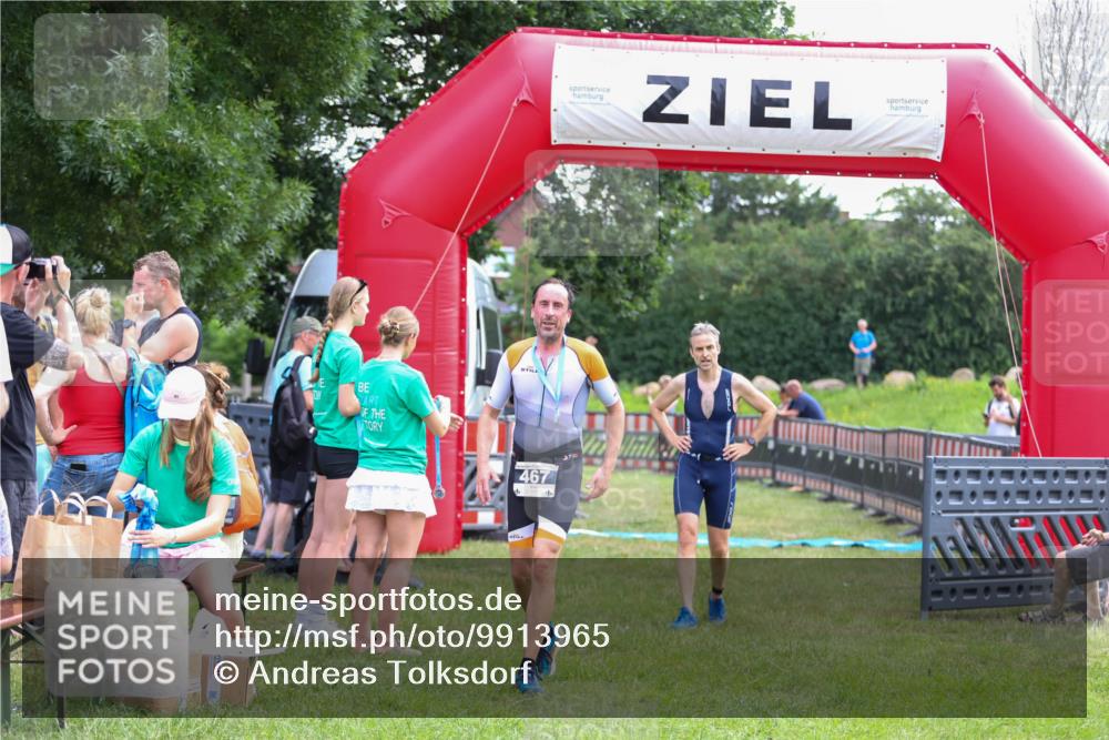 21.06.2026 - 29. Vierlanden-Triathlon Andreas Tolksdorf http://msf.ph/oto/9913965 21.06.2026 11:17:25 Ziel 397, 410 meine-sportfotos.de
