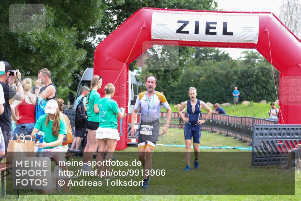 21.06.2026 - 29. Vierlanden-Triathlon Andreas Tolksdorf http://msf.ph/oto/9913966 21.06.2026 11:17:25 Ziel 397, 410 meine-sportfotos.de