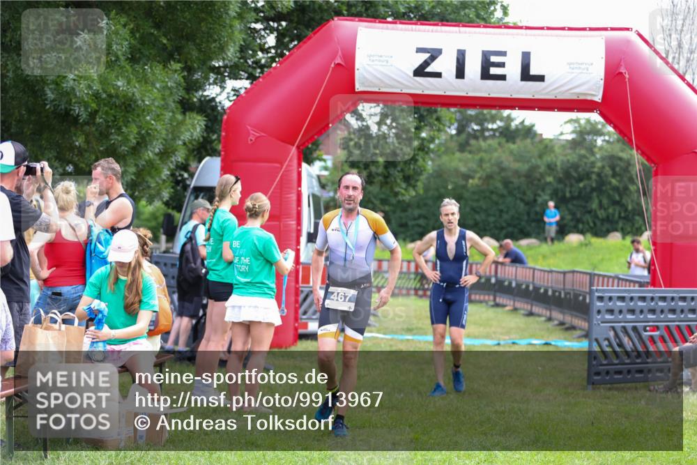21.06.2026 - 29. Vierlanden-Triathlon Andreas Tolksdorf http://msf.ph/oto/9913967 21.06.2026 11:17:25 Ziel 397, 410 meine-sportfotos.de