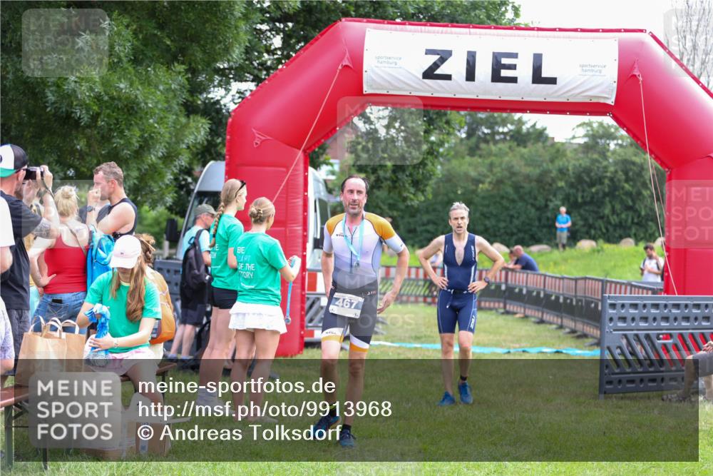 21.06.2026 - 29. Vierlanden-Triathlon Andreas Tolksdorf http://msf.ph/oto/9913968 21.06.2026 11:17:25 Ziel 397, 410 meine-sportfotos.de