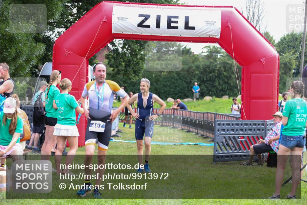 21.06.2026 - 29. Vierlanden-Triathlon Andreas Tolksdorf http://msf.ph/oto/9913972 21.06.2026 11:17:27 Ziel 397 meine-sportfotos.de
