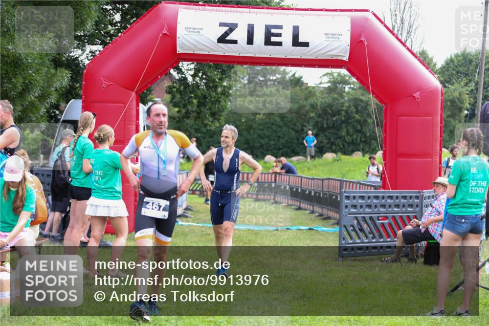 21.06.2026 - 29. Vierlanden-Triathlon Andreas Tolksdorf http://msf.ph/oto/9913976 21.06.2026 11:17:27 Ziel 397 meine-sportfotos.de