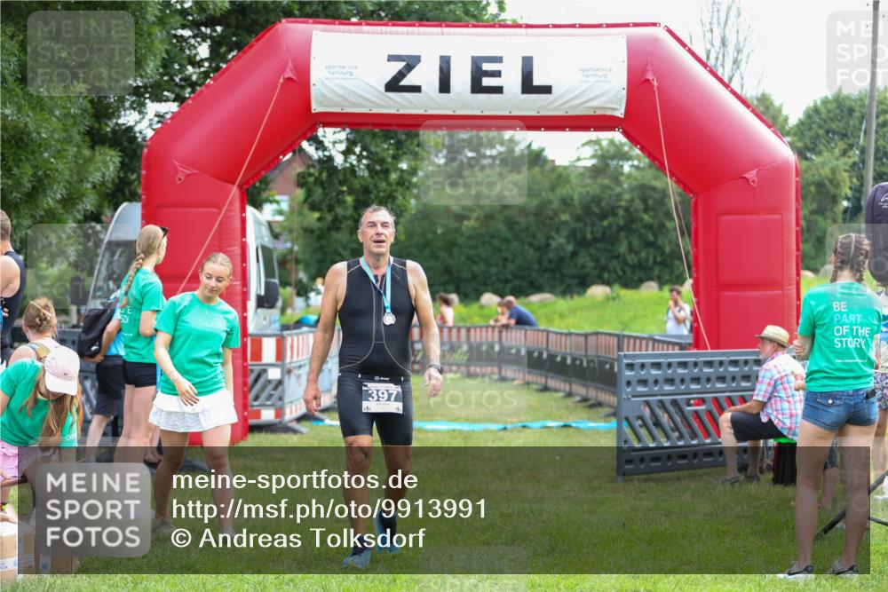21.06.2026 - 29. Vierlanden-Triathlon Andreas Tolksdorf http://msf.ph/oto/9913991 21.06.2026 11:17:40 Ziel  meine-sportfotos.de