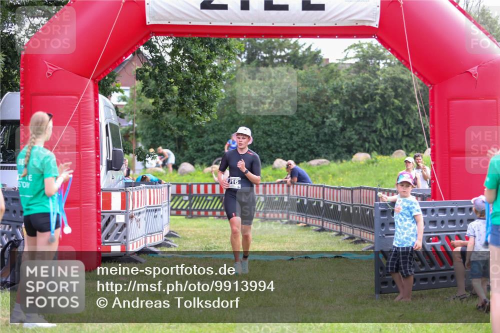 21.06.2026 - 29. Vierlanden-Triathlon Andreas Tolksdorf http://msf.ph/oto/9913994 21.06.2026 11:18:00 Ziel 316, 399 meine-sportfotos.de