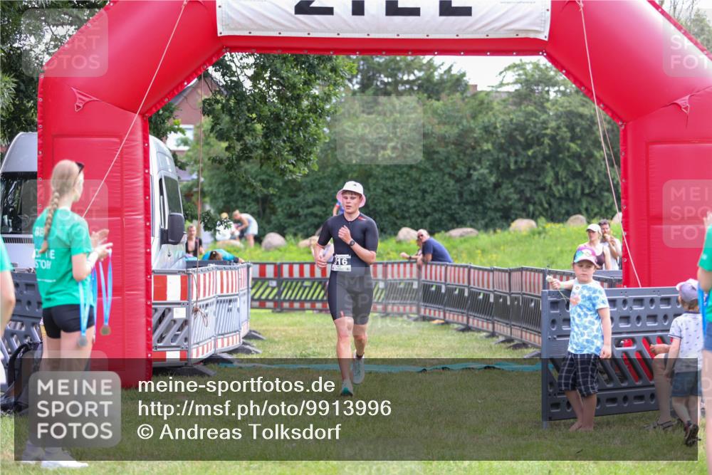 21.06.2026 - 29. Vierlanden-Triathlon Andreas Tolksdorf http://msf.ph/oto/9913996 21.06.2026 11:18:00 Ziel 316, 399 meine-sportfotos.de