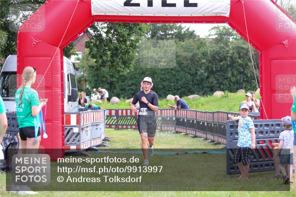 21.06.2026 - 29. Vierlanden-Triathlon Andreas Tolksdorf http://msf.ph/oto/9913997 21.06.2026 11:18:00 Ziel 316, 399 meine-sportfotos.de