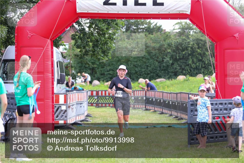 21.06.2026 - 29. Vierlanden-Triathlon Andreas Tolksdorf http://msf.ph/oto/9913998 21.06.2026 11:18:00 Ziel 316, 399 meine-sportfotos.de