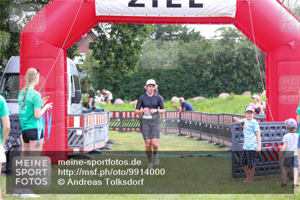 21.06.2026 - 29. Vierlanden-Triathlon Andreas Tolksdorf http://msf.ph/oto/9914000 21.06.2026 11:18:00 Ziel 316, 399 meine-sportfotos.de