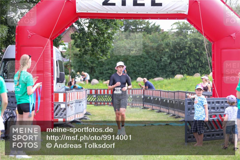 21.06.2026 - 29. Vierlanden-Triathlon Andreas Tolksdorf http://msf.ph/oto/9914001 21.06.2026 11:18:00 Ziel 316, 399 meine-sportfotos.de