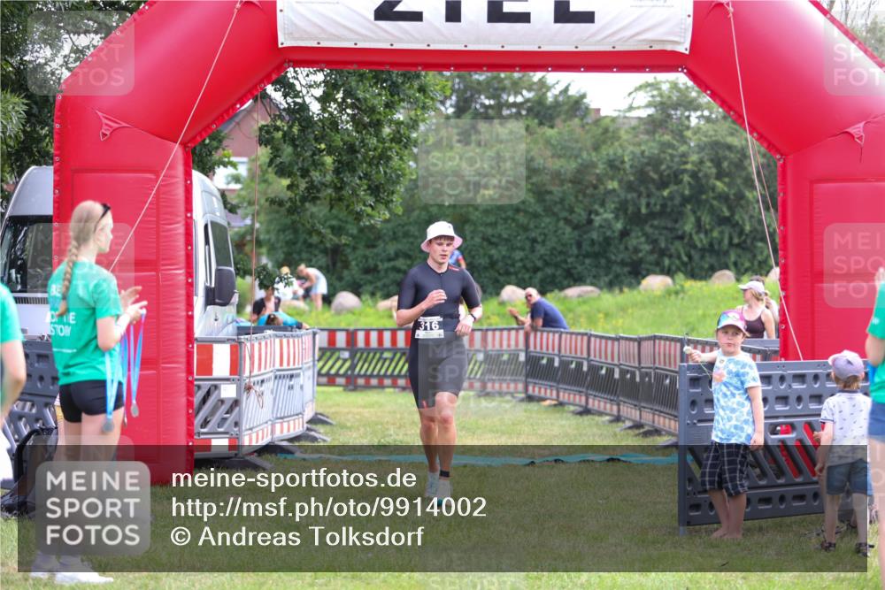 21.06.2026 - 29. Vierlanden-Triathlon Andreas Tolksdorf http://msf.ph/oto/9914002 21.06.2026 11:18:00 Ziel 316, 399 meine-sportfotos.de