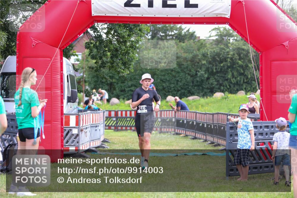 21.06.2026 - 29. Vierlanden-Triathlon Andreas Tolksdorf http://msf.ph/oto/9914003 21.06.2026 11:18:00 Ziel 316, 399 meine-sportfotos.de