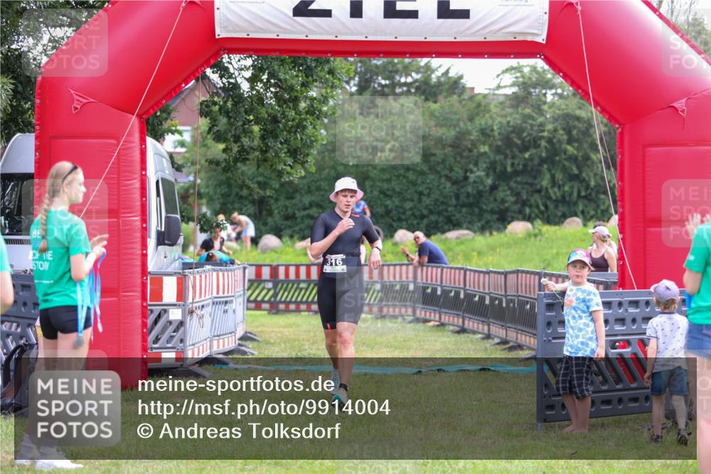 21.06.2026 - 29. Vierlanden-Triathlon Andreas Tolksdorf http://msf.ph/oto/9914004 21.06.2026 11:18:00 Ziel 316, 399 meine-sportfotos.de