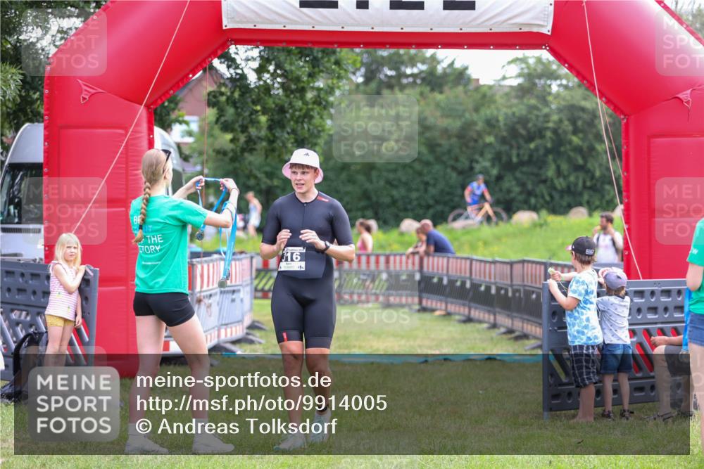 21.06.2026 - 29. Vierlanden-Triathlon Andreas Tolksdorf http://msf.ph/oto/9914005 21.06.2026 11:18:03 Ziel 316, 399 meine-sportfotos.de