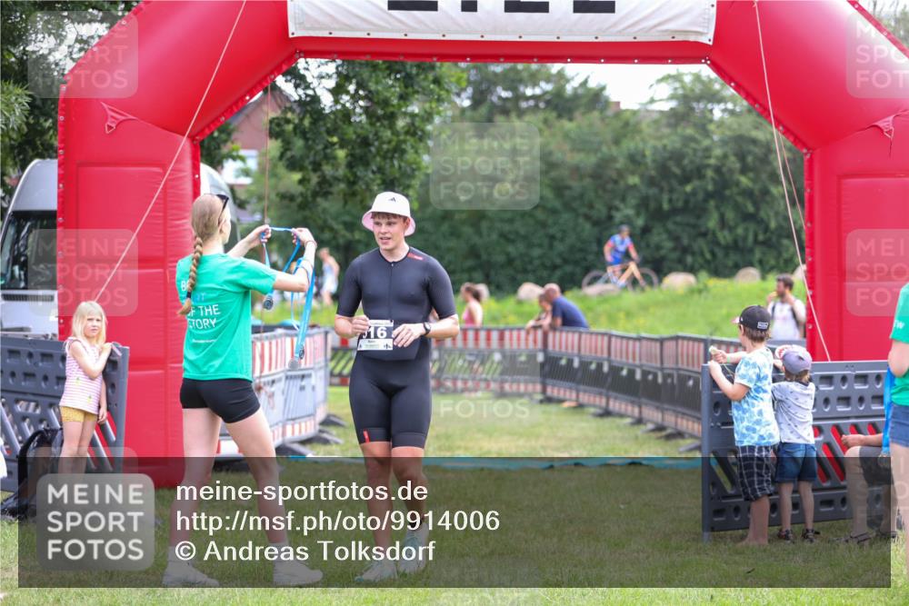 21.06.2026 - 29. Vierlanden-Triathlon Andreas Tolksdorf http://msf.ph/oto/9914006 21.06.2026 11:18:03 Ziel 316, 399 meine-sportfotos.de