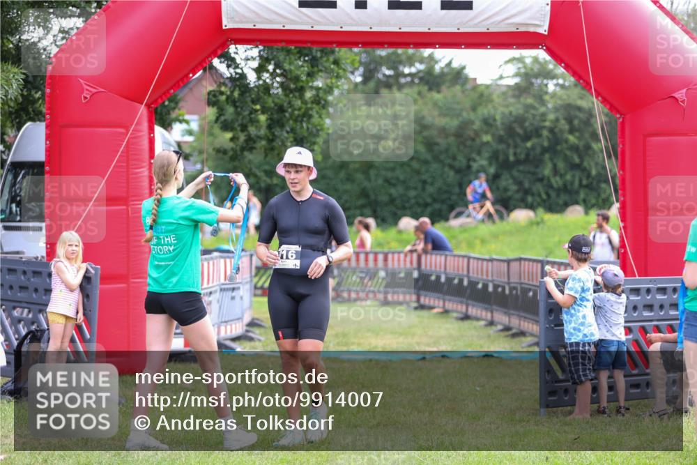21.06.2026 - 29. Vierlanden-Triathlon Andreas Tolksdorf http://msf.ph/oto/9914007 21.06.2026 11:18:03 Ziel 316, 399 meine-sportfotos.de