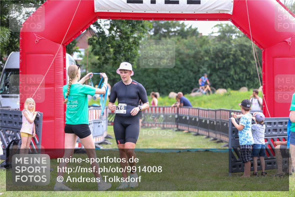 21.06.2026 - 29. Vierlanden-Triathlon Andreas Tolksdorf http://msf.ph/oto/9914008 21.06.2026 11:18:03 Ziel 316, 399 meine-sportfotos.de