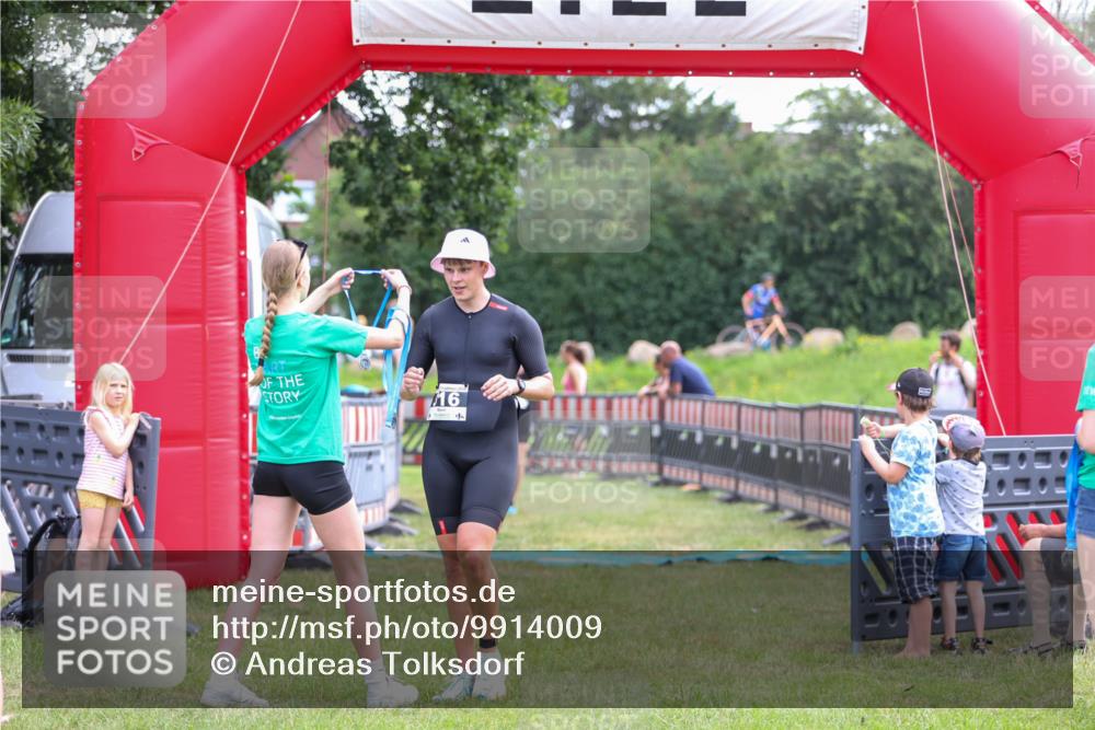 21.06.2026 - 29. Vierlanden-Triathlon Andreas Tolksdorf http://msf.ph/oto/9914009 21.06.2026 11:18:03 Ziel 316, 399 meine-sportfotos.de