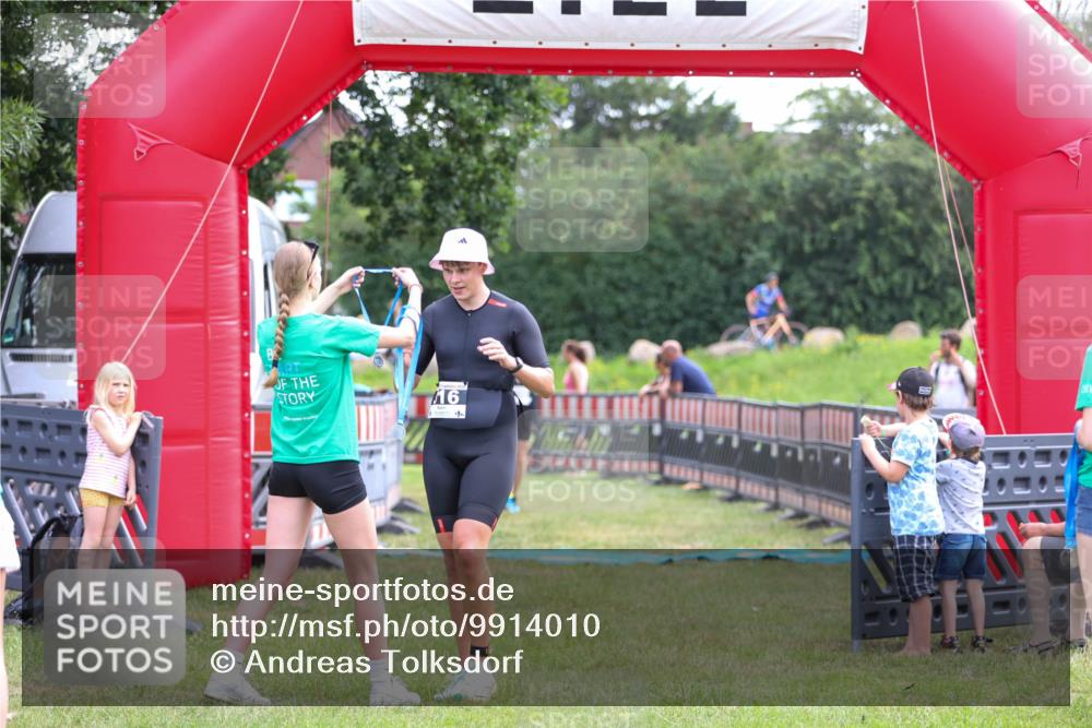 21.06.2026 - 29. Vierlanden-Triathlon Andreas Tolksdorf http://msf.ph/oto/9914010 21.06.2026 11:18:03 Ziel 316, 399 meine-sportfotos.de