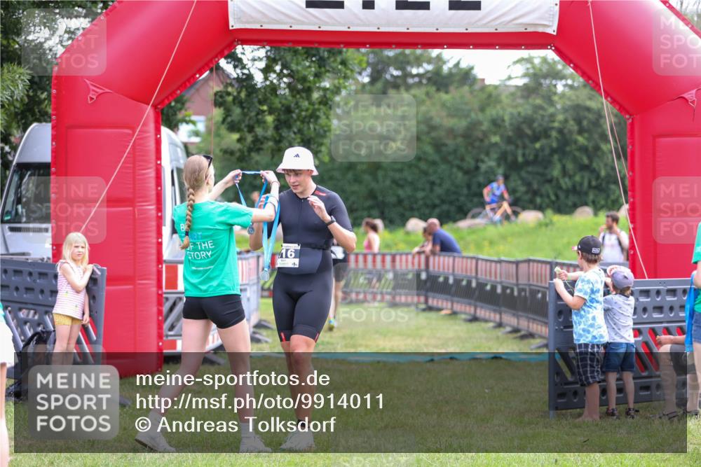 21.06.2026 - 29. Vierlanden-Triathlon Andreas Tolksdorf http://msf.ph/oto/9914011 21.06.2026 11:18:03 Ziel 316, 399 meine-sportfotos.de