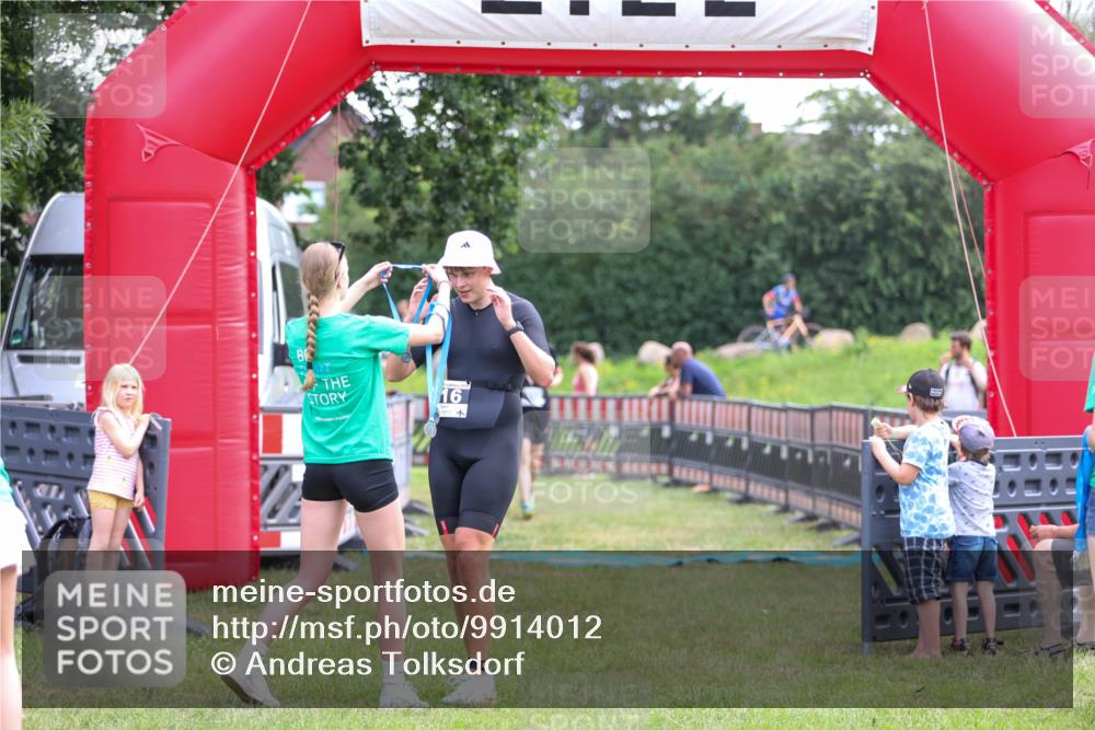 21.06.2026 - 29. Vierlanden-Triathlon Andreas Tolksdorf http://msf.ph/oto/9914012 21.06.2026 11:18:03 Ziel 316, 399 meine-sportfotos.de