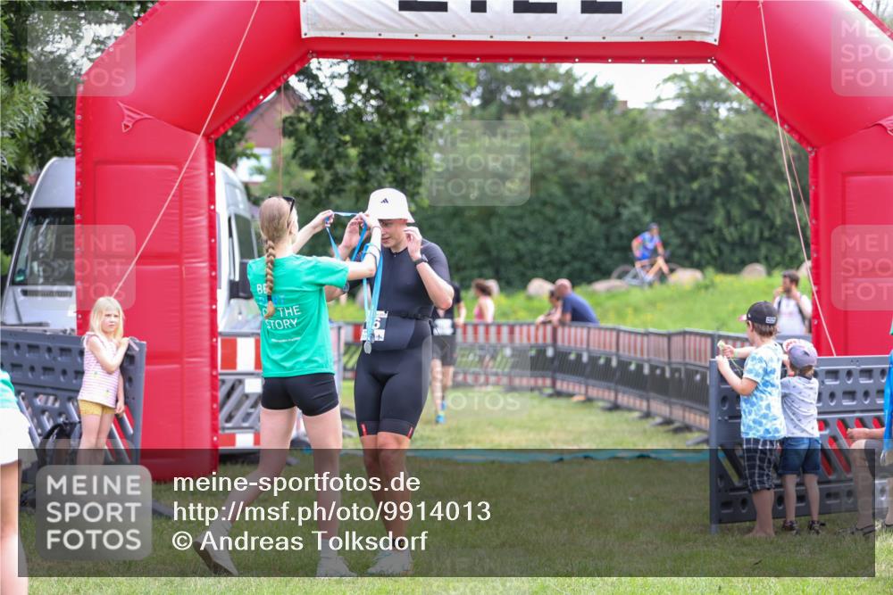 21.06.2026 - 29. Vierlanden-Triathlon Andreas Tolksdorf http://msf.ph/oto/9914013 21.06.2026 11:18:03 Ziel 316, 399 meine-sportfotos.de