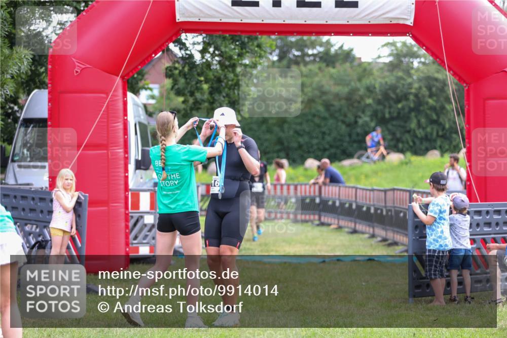 21.06.2026 - 29. Vierlanden-Triathlon Andreas Tolksdorf http://msf.ph/oto/9914014 21.06.2026 11:18:03 Ziel 316, 399 meine-sportfotos.de