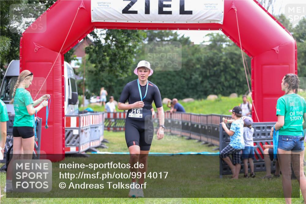 21.06.2026 - 29. Vierlanden-Triathlon Andreas Tolksdorf http://msf.ph/oto/9914017 21.06.2026 11:18:06 Ziel 399 meine-sportfotos.de