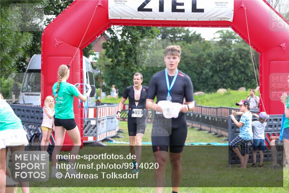 21.06.2026 - 29. Vierlanden-Triathlon Andreas Tolksdorf http://msf.ph/oto/9914020 21.06.2026 11:18:09 Ziel 361, 399 meine-sportfotos.de