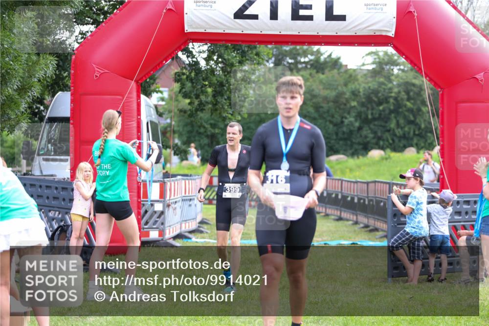21.06.2026 - 29. Vierlanden-Triathlon Andreas Tolksdorf http://msf.ph/oto/9914021 21.06.2026 11:18:09 Ziel 361, 399 meine-sportfotos.de