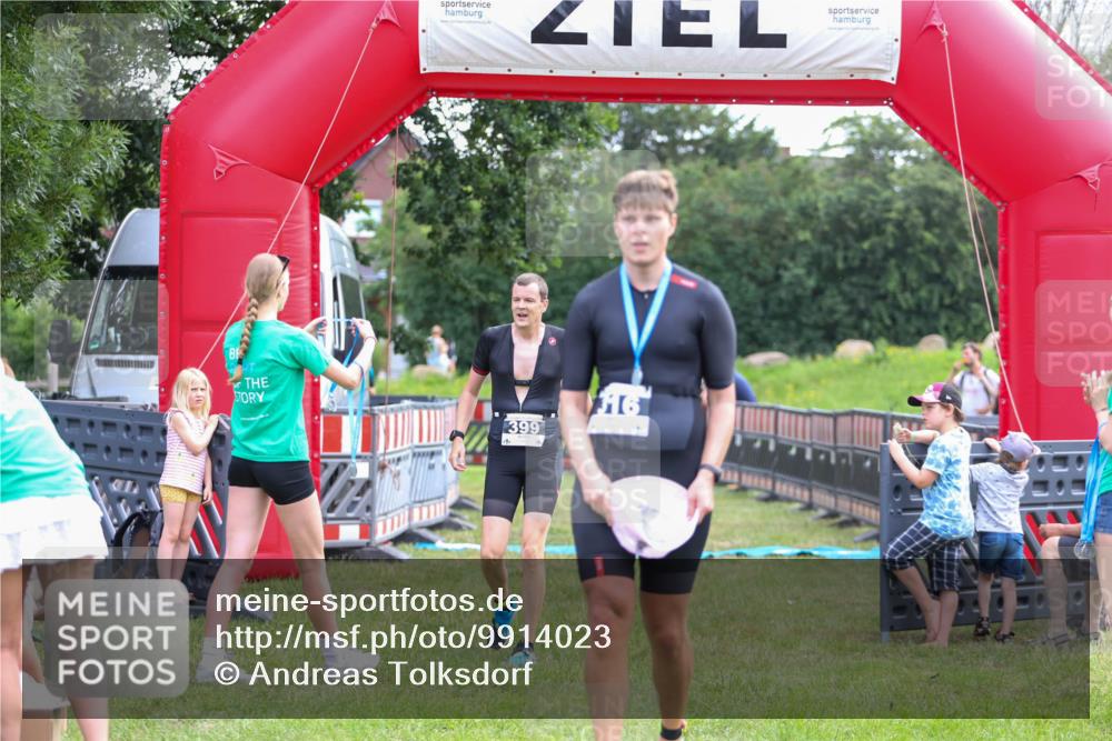 21.06.2026 - 29. Vierlanden-Triathlon Andreas Tolksdorf http://msf.ph/oto/9914023 21.06.2026 11:18:09 Ziel 361, 399 meine-sportfotos.de