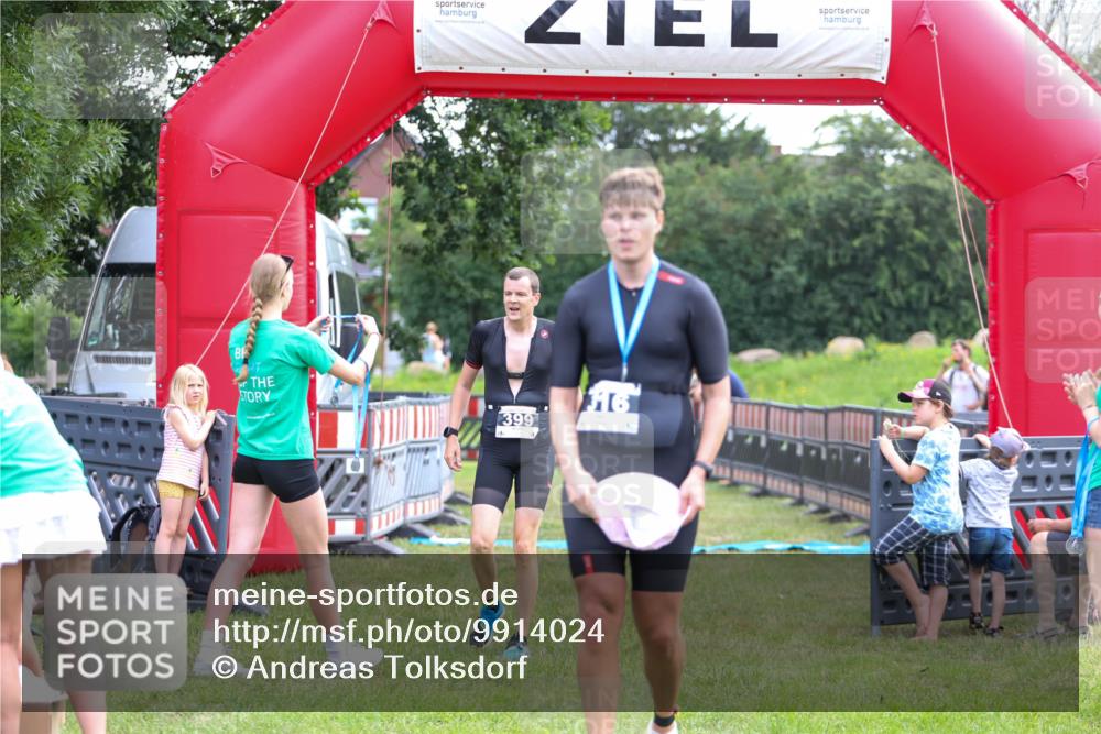 21.06.2026 - 29. Vierlanden-Triathlon Andreas Tolksdorf http://msf.ph/oto/9914024 21.06.2026 11:18:09 Ziel 361, 399 meine-sportfotos.de