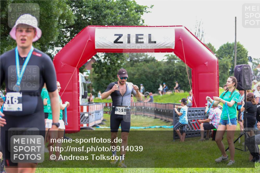 21.06.2026 - 29. Vierlanden-Triathlon Andreas Tolksdorf http://msf.ph/oto/9914039 21.06.2026 11:18:23 Ziel 361, 412 meine-sportfotos.de