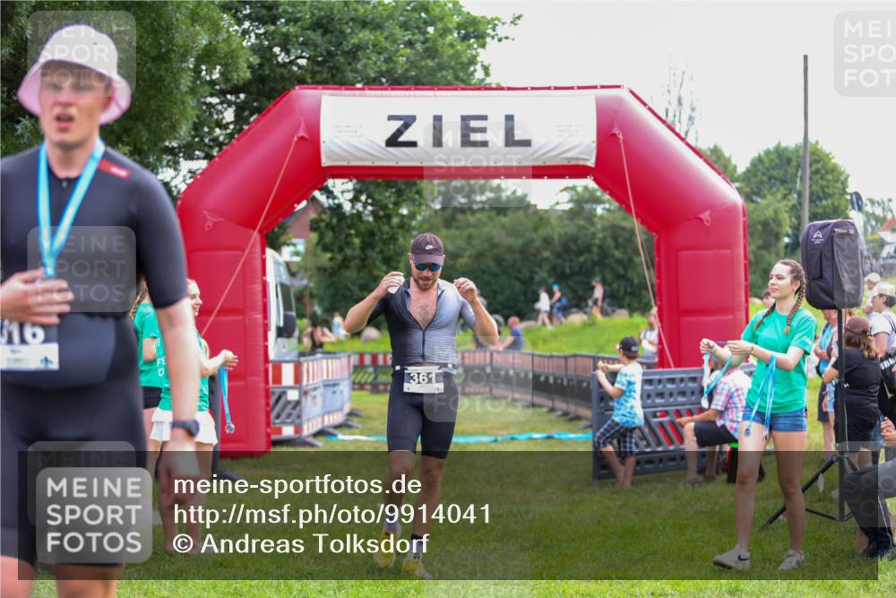 21.06.2026 - 29. Vierlanden-Triathlon Andreas Tolksdorf http://msf.ph/oto/9914041 21.06.2026 11:18:23 Ziel 361, 412 meine-sportfotos.de